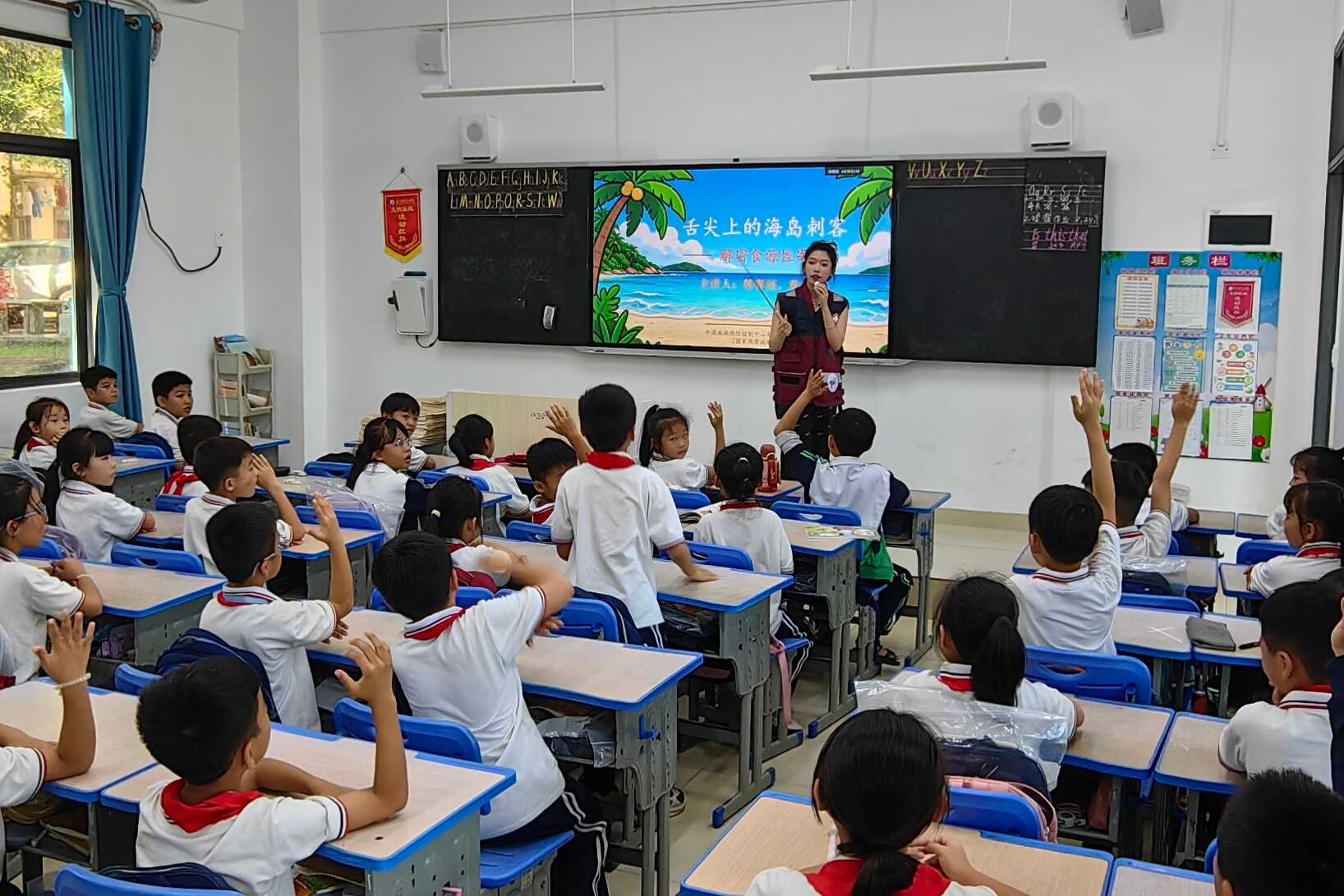 4-韩青池为学生开展健康科普课堂.jpg